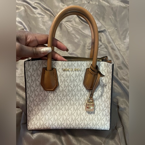 Michael Kors Mercer Medium Accordion Leather Tote Vanilla - Picture 2 of 13